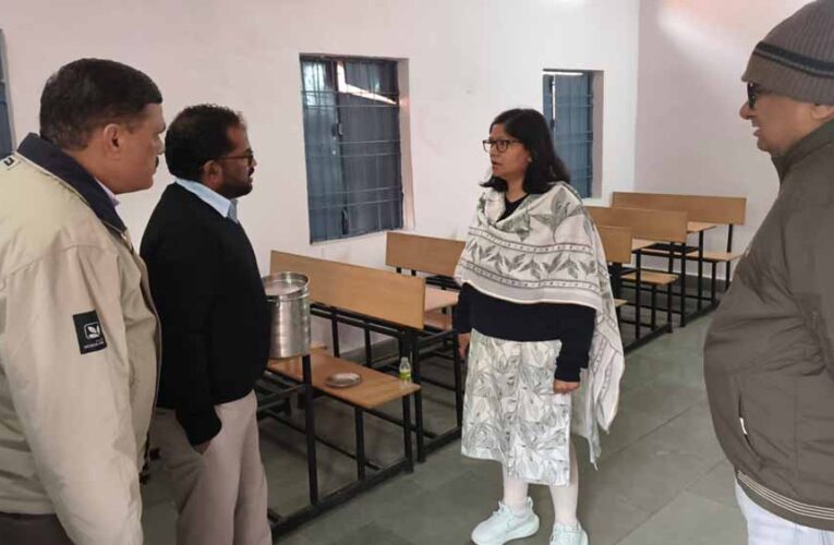 ग्वालियर: अचानक आंगनवाड़ी पहुंचीं कलेक्टर रूचिका चौहान, बच्चों को ABCD सिखाने का अनोखा तरीका