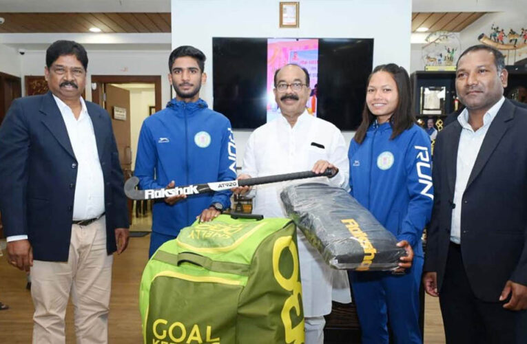 रायपुर : उप मुख्यमंत्री अरुण साव ने नेशनल सेंटर ऑफ एक्सीलेंस में परफॉर्मेंस असेसमेंट के लिए चयनित खिलाड़ियों को दिए हॉकी किट