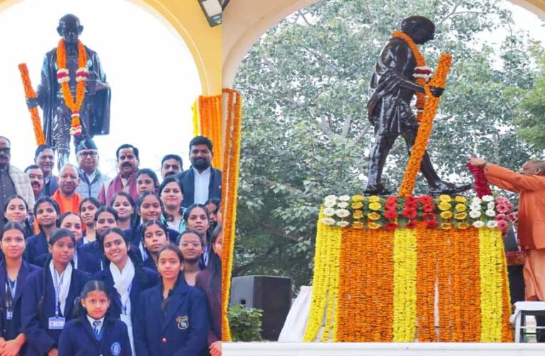 राष्ट्रपिता की पुण्य तिथि पर सीएम योगी ने बापू को किया नमन