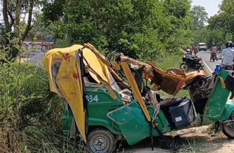 यूपी में भीषण सड़क हादसा: 100 की रफ्तार से आ रहे ट्रक ने दो ऑटो को मारी टक्कर, 5 की मौत