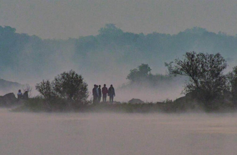 दिल्ली-यूपी में बढ़ी ठंड, पहाड़ों पर बर्फबारी और उत्तर भारत में शीत लहर का कहर