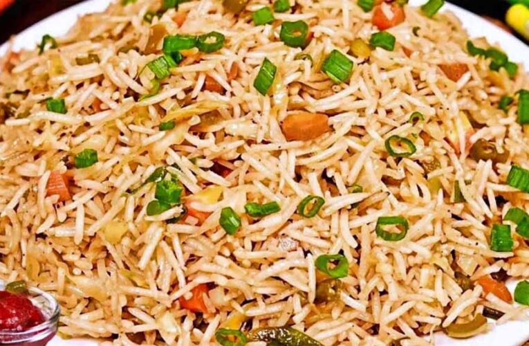 घर पर मिनटों में रेस्टोरेंट-स्टाइल मिक्स वेज फ्राइड राइस