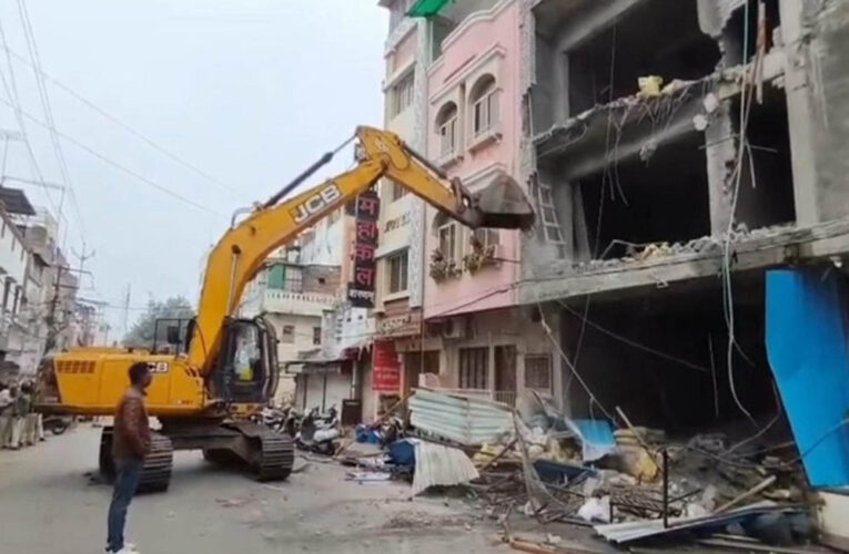उज्जैन में महाकाल मंदिर के पास चला बुलडोजर, 3 मंजिला अवैध होटल को गिराया, मची अफरा-तफरी