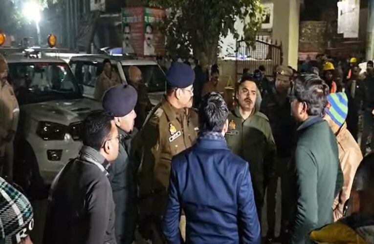 संभल में बिजली विभाग का बड़ा एक्शन: अवैध ई-रिक्शा चार्जिंग स्टेशन पकड़ा, JE ने किया सील