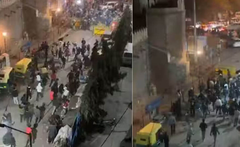 दिल्ली के तुर्कमान गेट में बवाल, मस्जिद के पास पत्थरबाज़ी के बाद 10 लोग हिरासत में