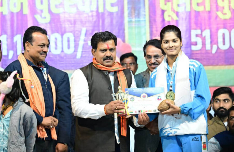 साउथ एशियन बॉल बैडमिंटन चैंपियनशिप की स्वर्ण विजेता रिया तिवारी का रायपुर में सम्मान