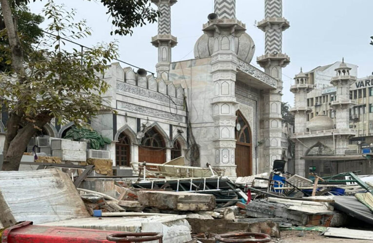 दिल्ली में मस्जिद के पास बुलडोजर कार्रवाई के बाद का मंजर, तस्वीरों में हालात
