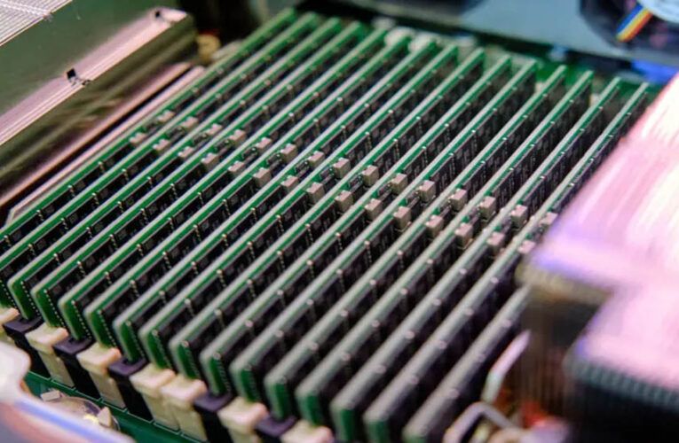 2026 में स्मार्टफोन की कीमतों में 8% तक होगी वृद्धि, कंपनियों ने दिए बड़े संकेत