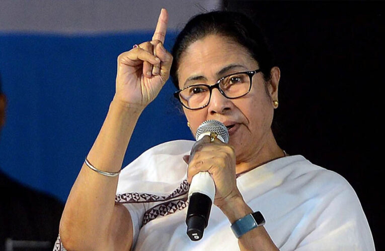 कोलकाता में ED की रेड के बीच ममता बनर्जी का बयान, बोलीं – गृहमंत्री लोकतंत्र नहीं बचा पा रहे