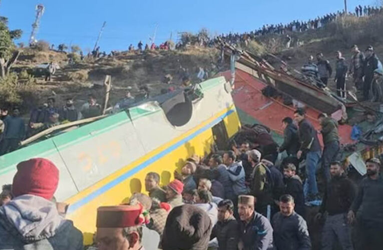 हिमाचल के हरिपुरधार में खाई में गिरी प्राइवेट बस, 7 की मौत, 50 घायल