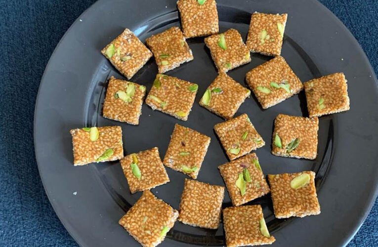 गुड़ तिल की गजक बनाने का तरीका जानेंगे तो बाजार की गजक भूल जाएंगे