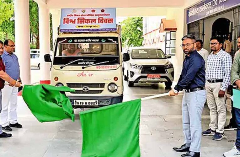 कांकेर कलेक्टर ने मोबाइल मेडिकल यूनिट को हरी झंडी दिखाकर किया रवाना, बेहतर होंगी स्वास्थ्य सुविधाएं