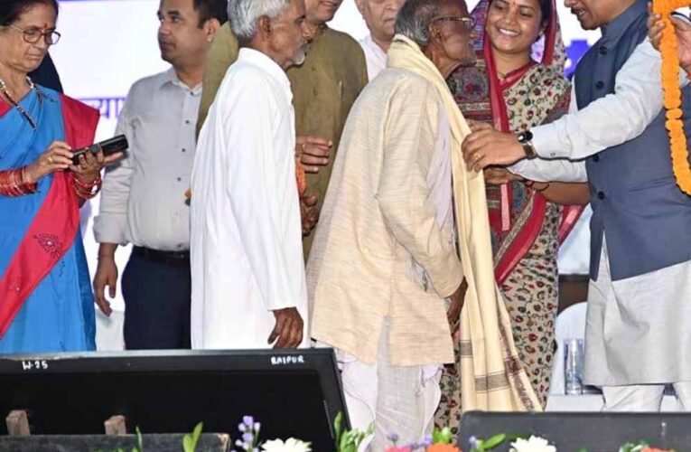 छत्तीसगढ़ में वरिष्ठ नागरिकों को सशक्त सामाजिक सुरक्षा तंत्र, आधार कार्ड एवं अन्य वैध दस्तावेजों से मिल रहा योजनाओं का लाभ