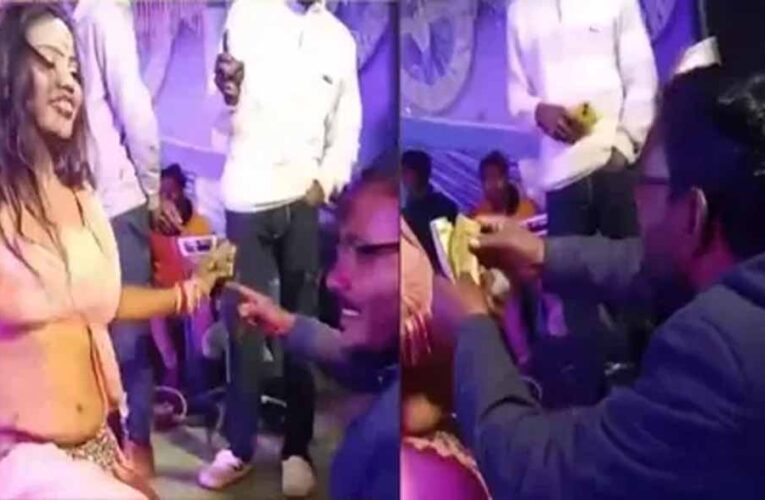 कोरिया में रोजगार सहायक को नौकरी से हटाया, डांसर पर उड़ाए थे नोट