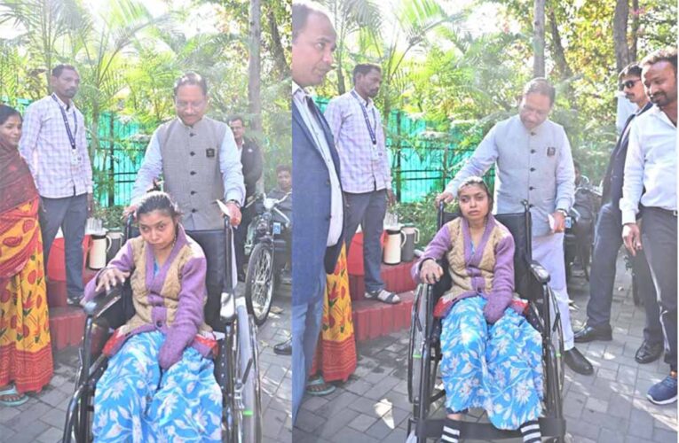जनदर्शन में दिव्यांगजनों को मुख्यमंत्री ने दीं बैटरी ट्राइसिकल, व्हीलचेयर और श्रवण यंत्र भी बांटे
