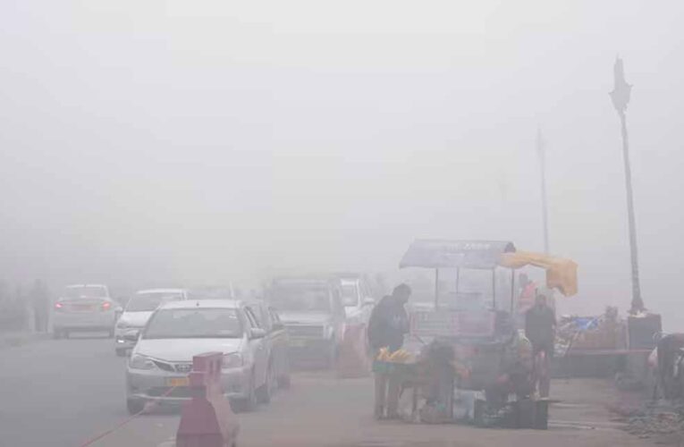 पारा @2.9 डिग्री, खूब ठिठुर रही दिल्ली, शीतलहर का येलो अलर्ट