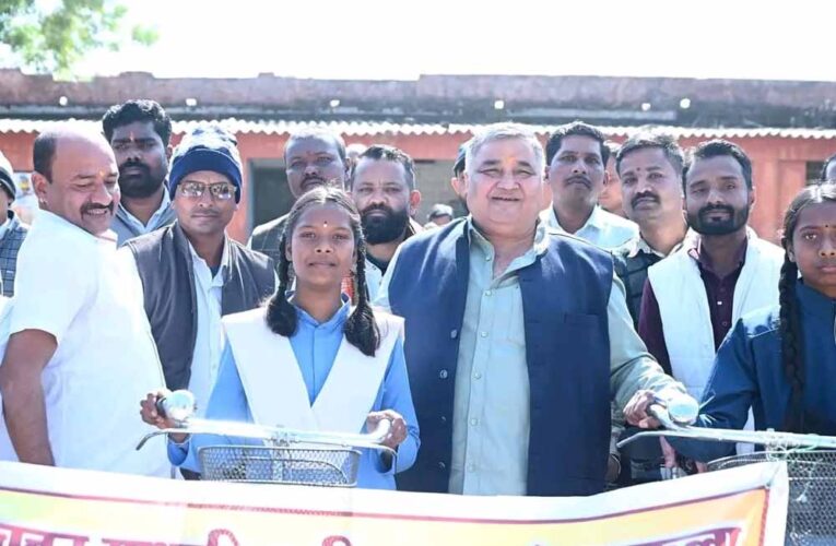 मंत्री राजेश अग्रवाल ने छात्राओं को साइकिल देकर बढ़ाई शिक्षा की प्रेरणा