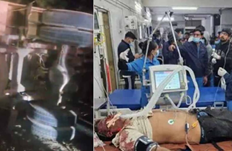 गुजरात में डिवाइडर तोड़कर इनोवा पर पलटा ट्रक, 7 राजस्थानियों की मौत
