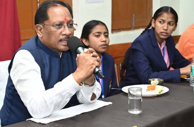 रामकृष्ण मिशन के सेवा कार्यों की मुख्यमंत्री ने की सराहना