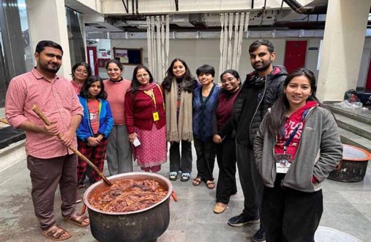 छात्रों ने जानी परंपरा की कला, ठप्पा छपाई से लेकर बहते पानी में कपड़े धोने की तकनीक सीखी