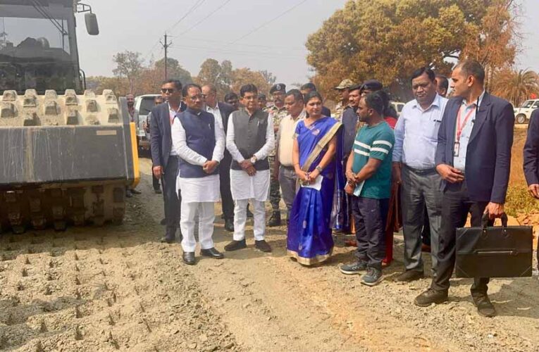 सड़क निर्माण कार्य गुणवत्ता युक्त और समय-सीमा में करें पूरा- मुख्यमंत्री श्री साय