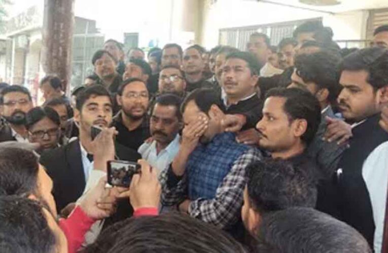 ASP अनुज चौधरी पर FIR के आदेश के बाद जज का तबादला, संभल के वकीलों में उबाल