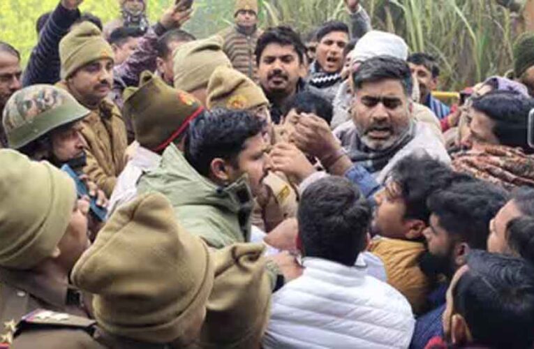 रूबी के घर जाने से रोके गए अतुल प्रधान, समर्थकों संग हुई धक्कामुक्की, धरने पर बैठे विधायक