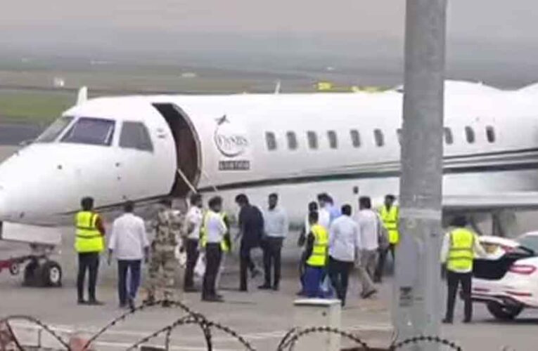 चार्टर्ड विमान से दिल्ली पहुंचे विजय, करूर भगदड़ केस में CBI के सामने पेश; दफ्तर के बाहर जुटी भीड़