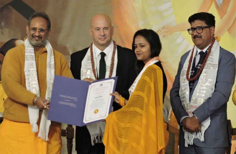 शिक्षा का उद्देश्य: बाहर की आग बुझाना और भीतर की चेतना जगाना – डॉ. चिन्मय पण्ड्या