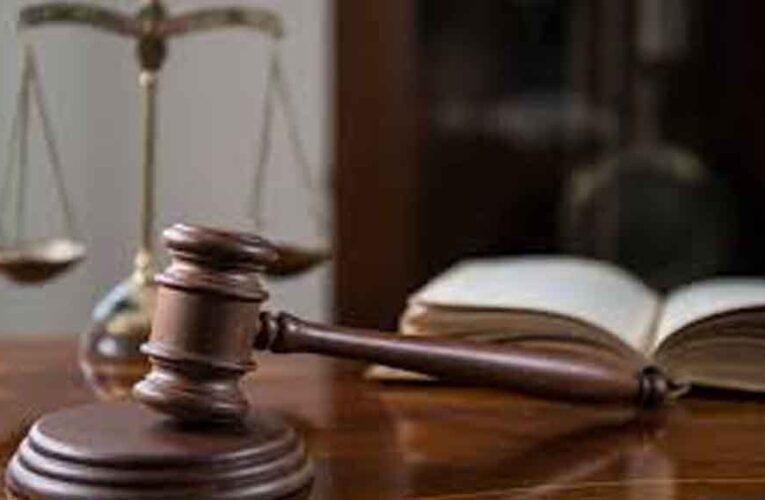 चुपचाप खड़ी रहो…महिला के इस एक वाक्य से भड़क उठे जज साहब, अदालत में मचा हंगामा