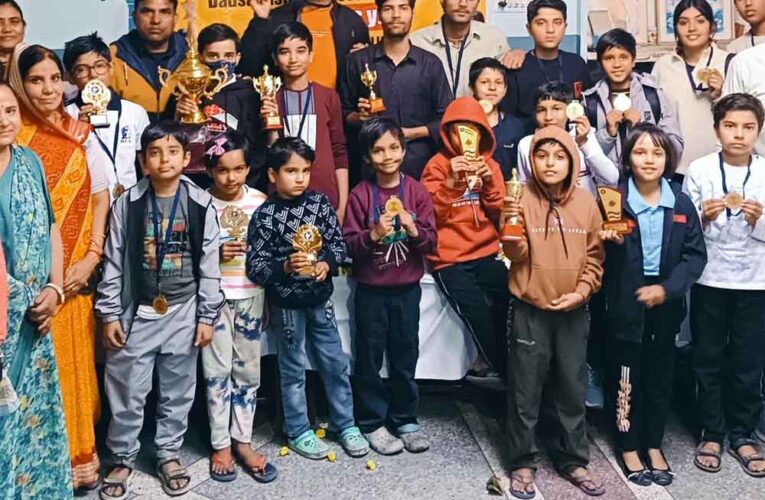 दौसा में गोल्ड कप ओपन चेस टूर्नामेंट संपन्न, रुद्रांश पंचोली ने जीता खिताब