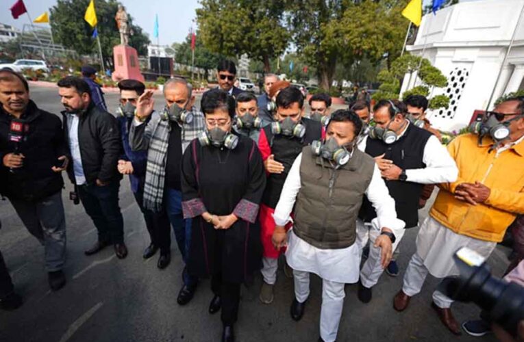 दिल्ली प्रदूषण पर सियासत तेज: ‘आप’ विधायकों का विधानसभा परिसर में प्रदर्शन
