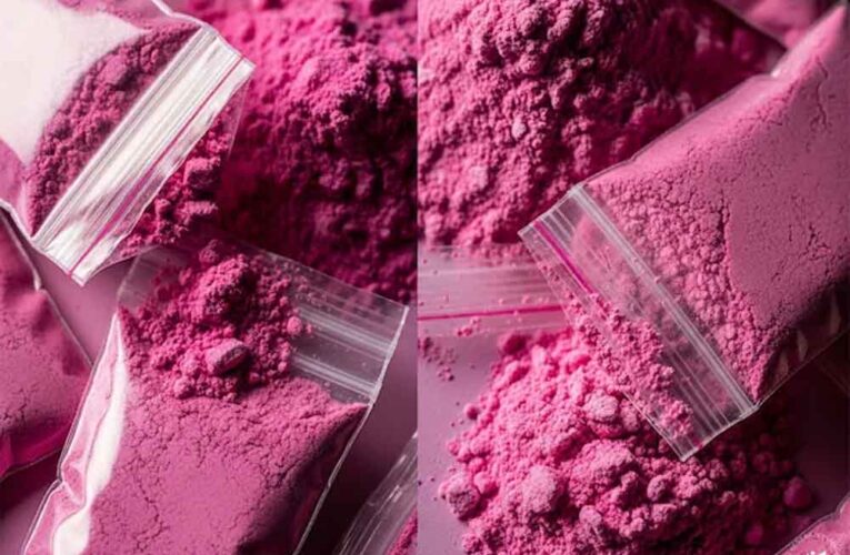 अमेरिका में गुलाबी कोकीन का खौफ: ट्रंप दौर में फैला नया नशा, सेवन करते ही शरीर पड़ता है नीला
