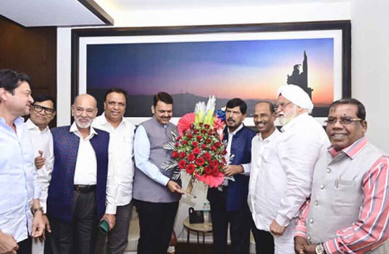 BMC चुनाव नतीजों से पहले सीएम फडणवीस से मिले रामदास आठवले, जीत की दी अग्रिम बधाई