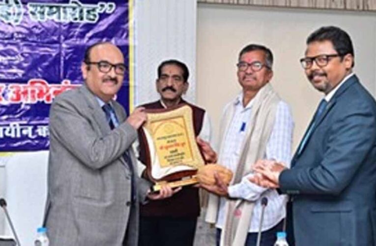 सम्मान के साथ विदाई: मुख्य सचिव कार्यालय के अवर सचिव अरूण कुमार हिंगवे सहित दफ्तरी खुमान सिंह व कन्हैया लाल सेवानिवृत्त