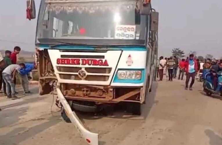 मयूरभंज में दर्दनाक सड़क हादसा: बस की टक्कर से तीन युवकों की मौके पर मौत