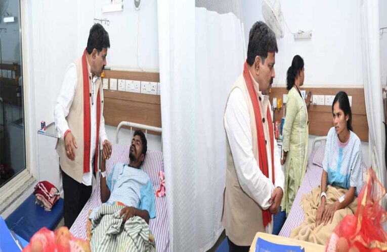 उपमुख्यमंत्री श्री विजय शर्मा ने आईईडी ब्लास्ट में घायल जवानों से अस्पताल में की मुलाकात