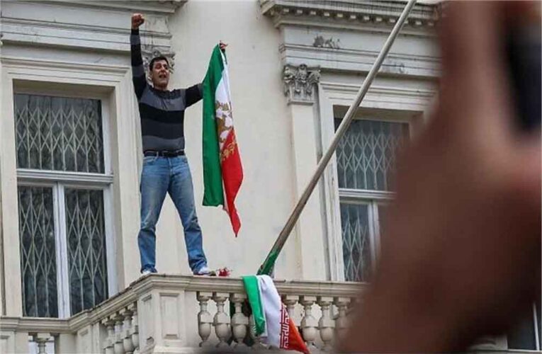 ईरान विरोध की चिंगारी यूरोप तक पहुंची, ब्रिटेन में प्रदर्शनकारी ने दूतावास का झंडा फाड़ा