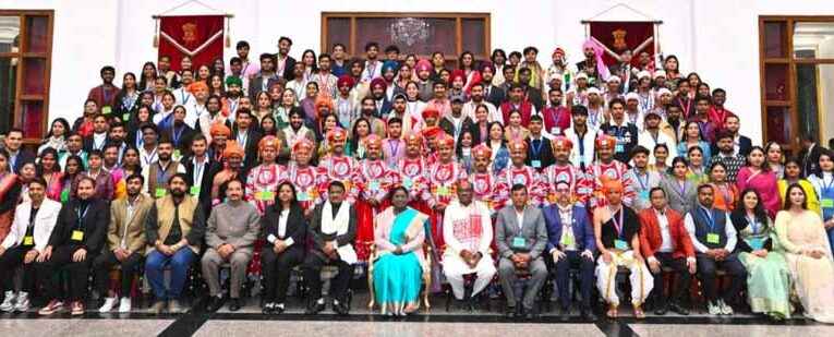 रायपुर राष्ट्रपति भवन में छत्तीसगढ़ की झांकी कलाकारों का सम्मान