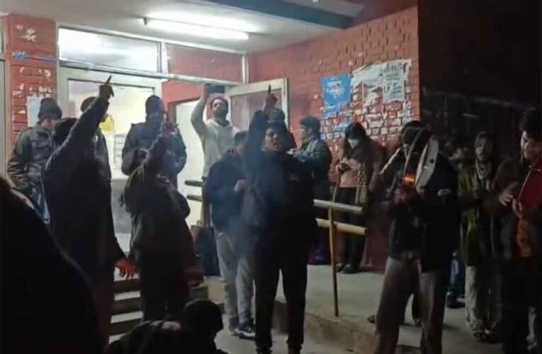 JNU में पीएम मोदी और अमित शाह के खिलाफ लगे आपत्तिजनक नारे, ‘कब्र खुदेगी’ बयान पर मचा बवाल