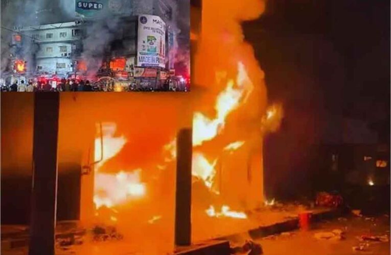 कराची मॉल में आग का कहर: 3 की मौत, दर्जनों दुकानें खाक