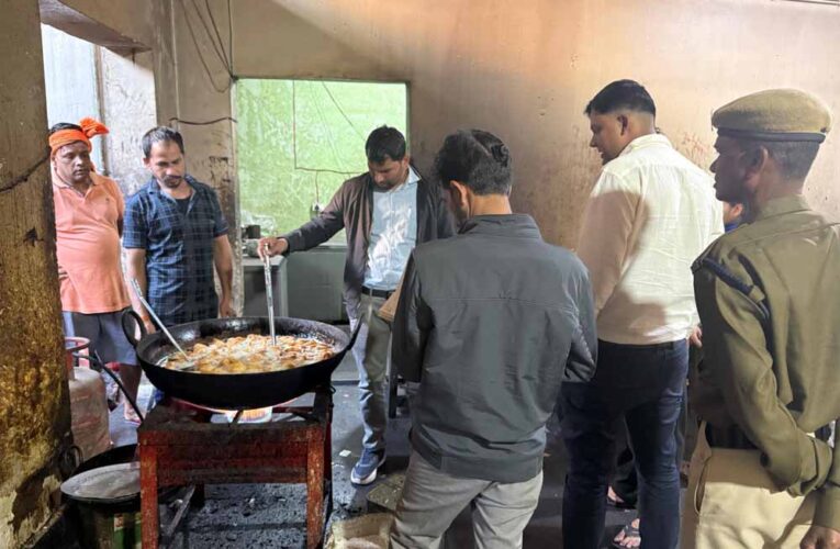 स्वच्छता व तेल जांच में कार्रवाई, हानिकारक खाद्य पदार्थ नष्ट