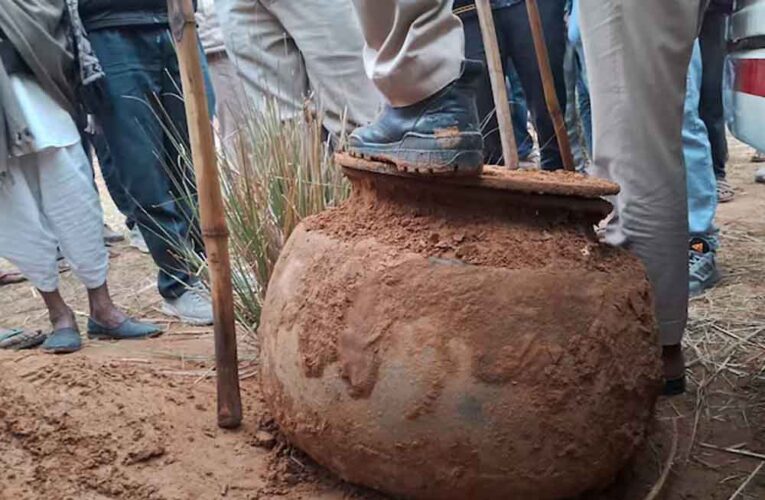 टोंक के निवाई में मिले घड़े का रहस्य गहराया, रात में फिर शुरू हुई खुदाई