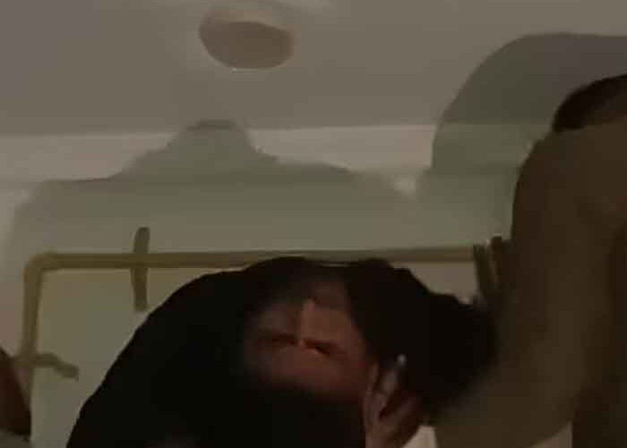 एग्जॉस्ट फैन के रास्ते चोरी की कोशिश, छेद में फंसा चोर; पुलिस ने बाहर निकाला