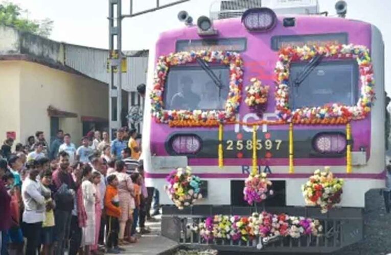 गणतंत्र दिवस का तोहफा: आज से पटरी पर उतरीं 12 नई एसी लोकल ट्रेनें