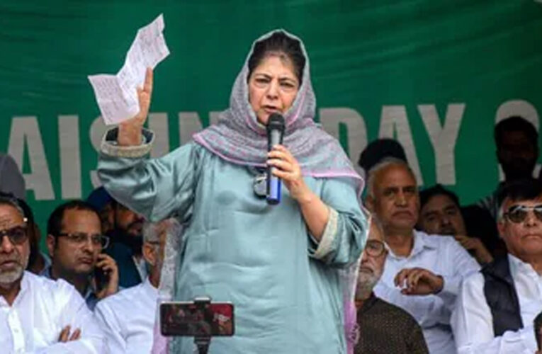 विदेशों में मस्जिदों में तस्वीरें, शेखों के लिए कालीन… मगर यहां दरगाहें सुरक्षित नहीं — मकबरे में तोड़फोड़ पर महबूबा का फूटा गुस्सा