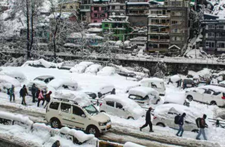 मनाली जाम से जाम! 15 KM लंबी कतार, बिजली-पानी बंद, गाड़ियों में रात गुजारने को मजबूर पर्यटक