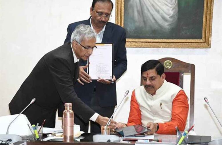 मंत्रि-परिषद की बैठक में मंत्री-परिषद सदस्यों को मिले टैबलेट