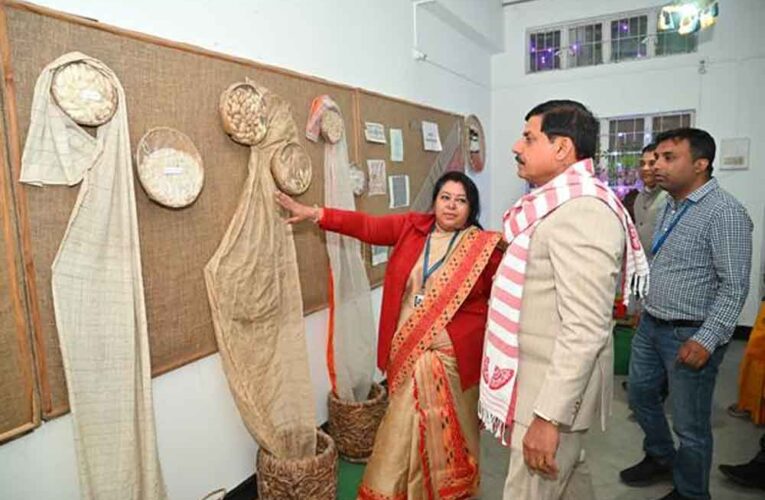 मुख्यमंत्री डॉ. यादव ने असम के सिल्क विलेज सुआलकुची का किया भ्रमण