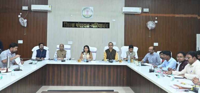 पंचायत एवं ग्रामीण विकास में जिला समीक्षा बैठक गरियाबंद में सम्पन्न